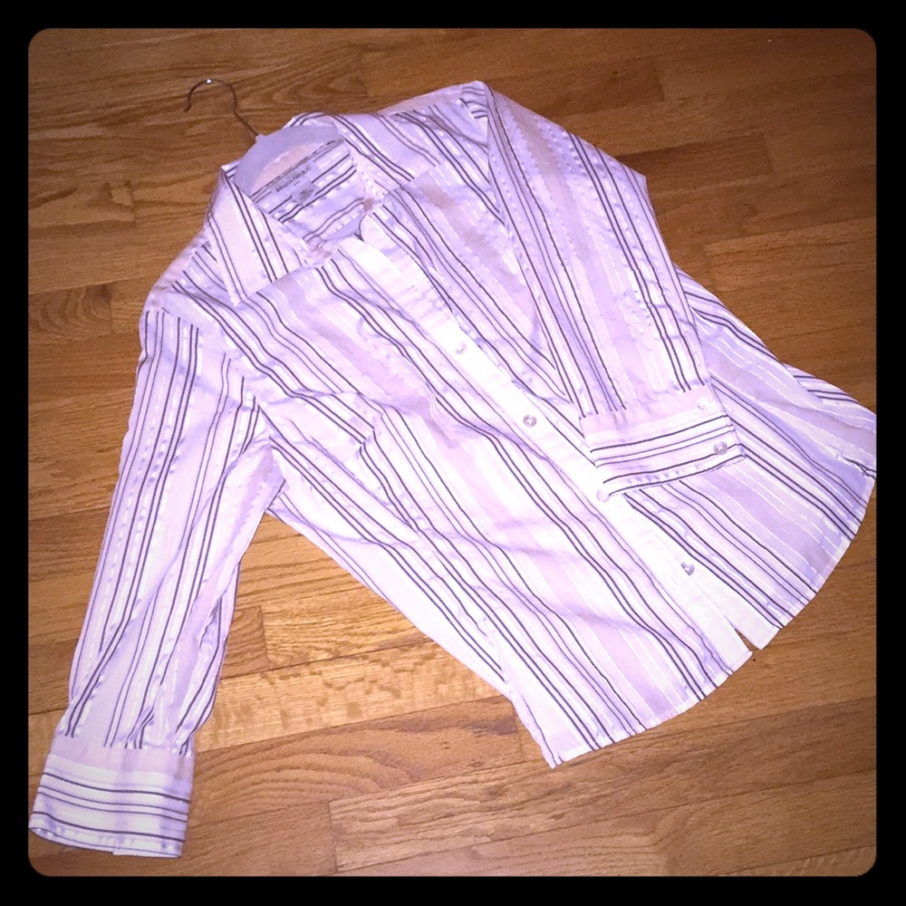 Women’s 3/4 sleeve fitted button down top.